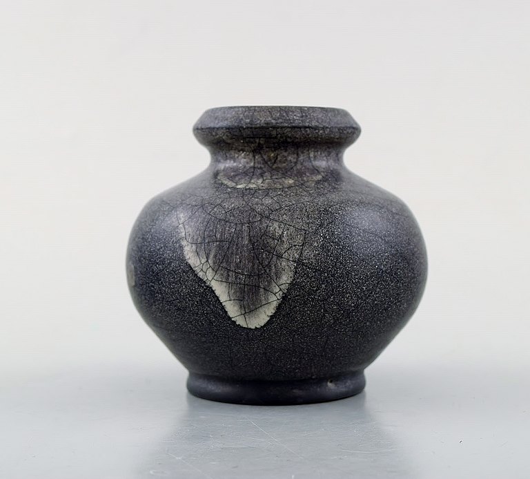 Svend Hammershøi for Kähler, Denmark. Vase in glazed stoneware. Beautiful gray black double glaze. 1930 / 40