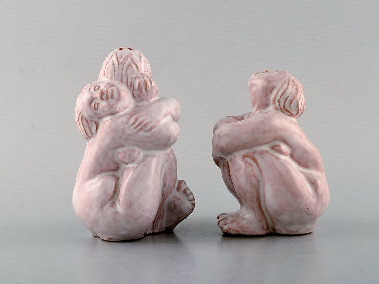 Danish ceramist. Salt / pepper set in white glazed stoneware shaped as naked women. Dated 1948.