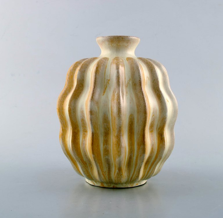 Vicke Lindstrand for Upsala-Ekeby. Organisk vase i glaseret stentøj. Smuk glasur i gule og hvide nuancer. Riflet design, 1950