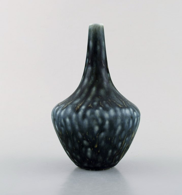 Gunnar Nylund for Rörstrand. Vase i glaseret stentøj. Smuk glasur i mørke og lyseblå nuancer. 1960