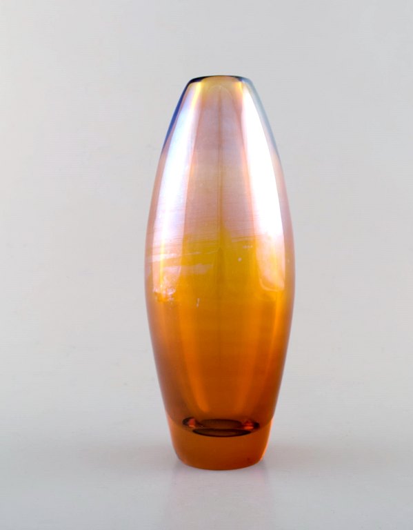 Lena Bergström for Orrefors. Vase i metallisk ravfarvet mundblæst kunstglas. Dateret 1996.