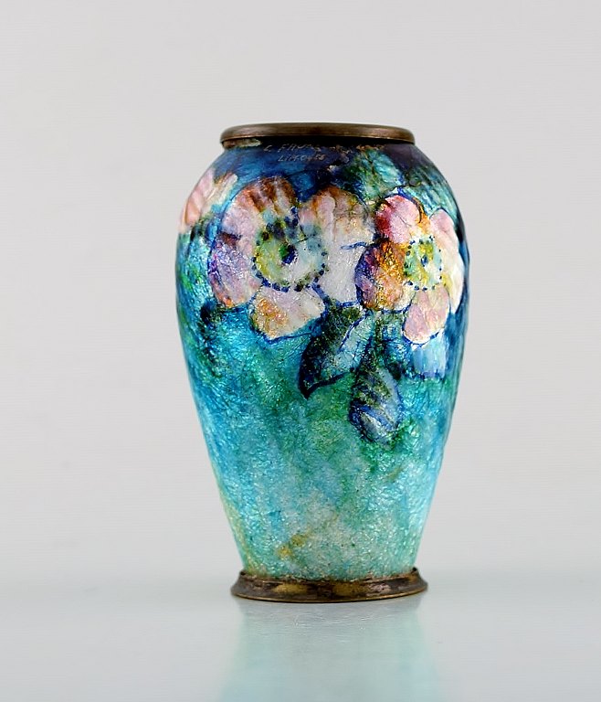 Camille Fauré  for Limoges, Frankrig. Art nouveau bronzevase i emaljearbejde. Lyserøde blomster på blå baggrund. Ca. 1910.