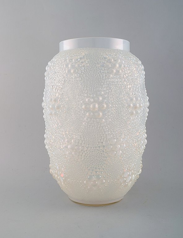 Early and large René Lalique "Davos" vase in opalescent art glass. Model 1079. Shark skin. Before 1945. Designed in 1932.