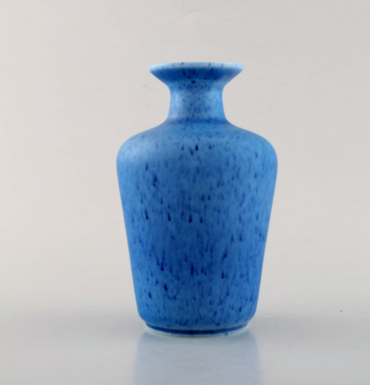 Gunnar Nylund for Rörstrand. Vase i glaseret keramik. Smuk glasur i blå nuancer. 1950