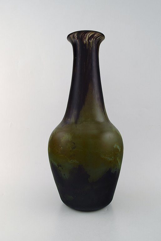 Daum Nancy, France. Colossal art deco vase in mouth-blown art glass in green and brown shades. 1930 / 40s.
