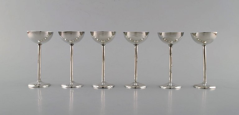 Carl Andreas Kjernås, Swedish silversmith. A set of six modernist hunting / vodka beakers in silver. Dated 1921.