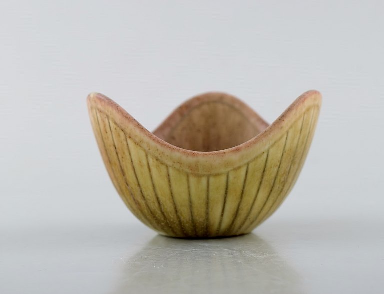 Gunnar Nylund for Rörstrand/Rørstrand. Skål i glaseret keramik. Stribet design på smuk æggeskalsglasur. 1960
