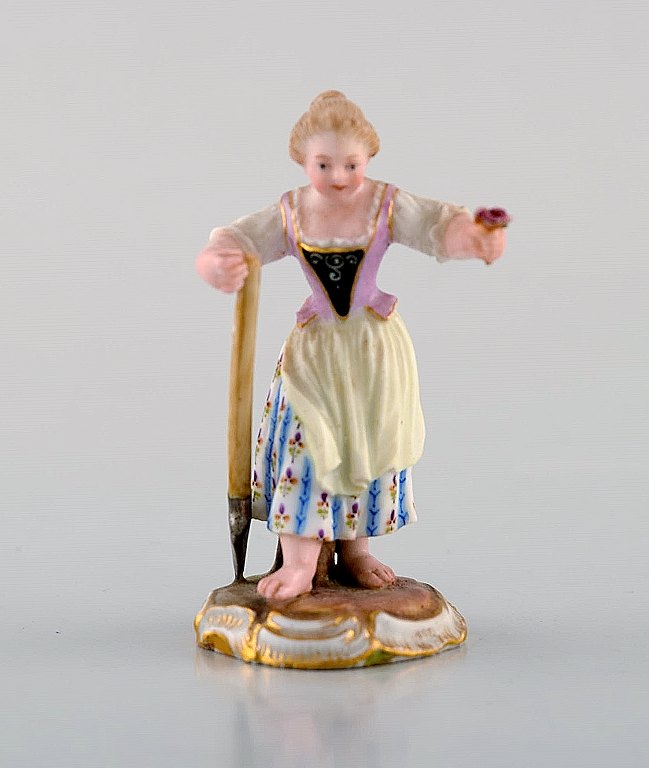Rare antique Meissen miniature figure after Johann Joachim Kändler in hand-painted porcelain. Gardener. Dated 1850-80. Model Number 2869.