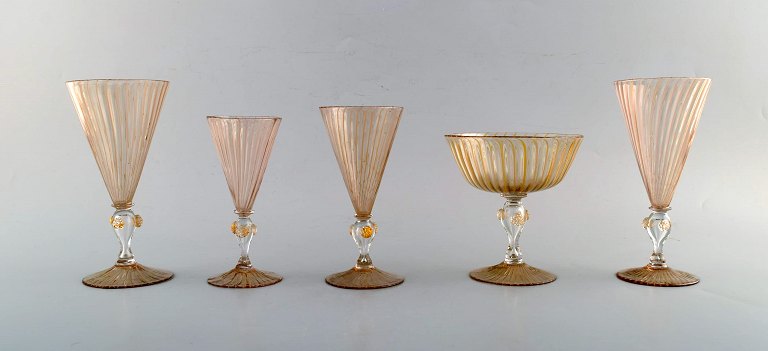 Barovier and Toso, Venice. Five art deco glasses in hand painted mouth blown art glass. Champagne glass and wine glass. Ca. 1940