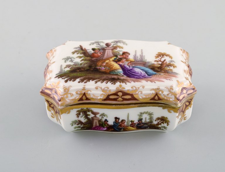 Rare antique Meissen tabatiere in hand painted porcelain with romantic scenery and gold decoration. Dated 1876.