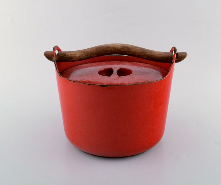 Sarpaneva for Rosenlew, Finland. Cast iron casserole in red enamel.The original model from 1959.