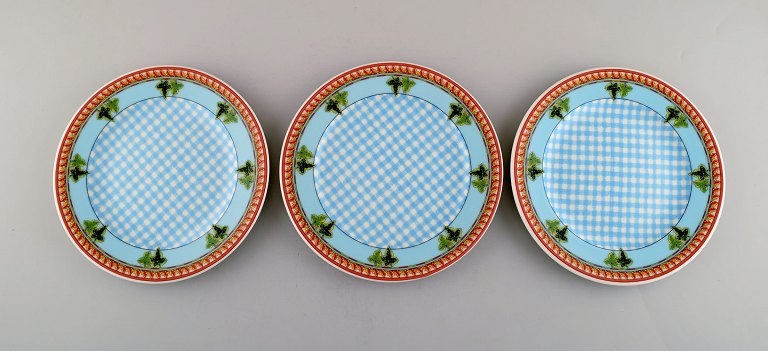 Gianni Versace for Rosenthal. Tre "Blue Ivy Leaves" tallerkener. Sent 
1900-tallet. 
