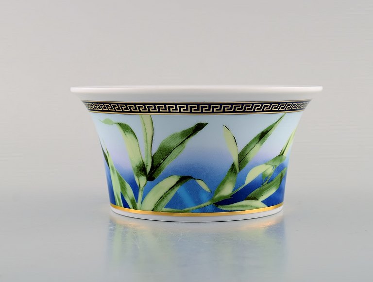 Gianni Versace for Rosenthal. "Jungle" skål i porcelæn med gulddekoration og grønne blade. Sent 1900-tallet. 