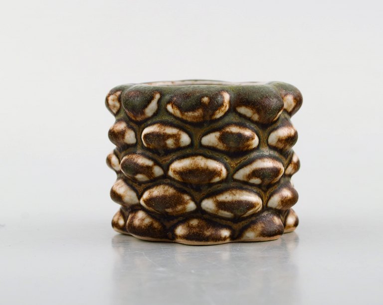 Axel Salto for Royal Copenhagen: Vase af stentøj modelleret med knopper i relief. Smuk solfatara glasur i grønne, brune og gule nuancer. Knoppet stil. 1940