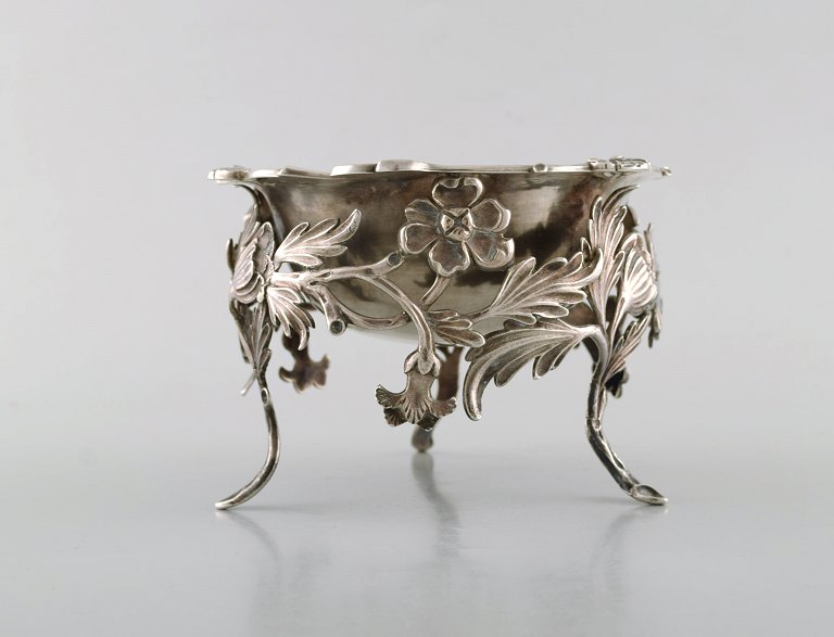Antique bowl in plated silver decorated with flowers and foliage. Southern Europe, late 19th century.