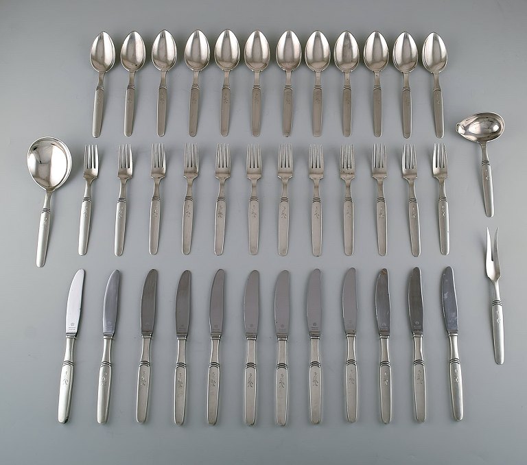 Hans Hansen Arvesølv nummer 16. Komplet art deco middagsservice til tolv 
personer. 1930