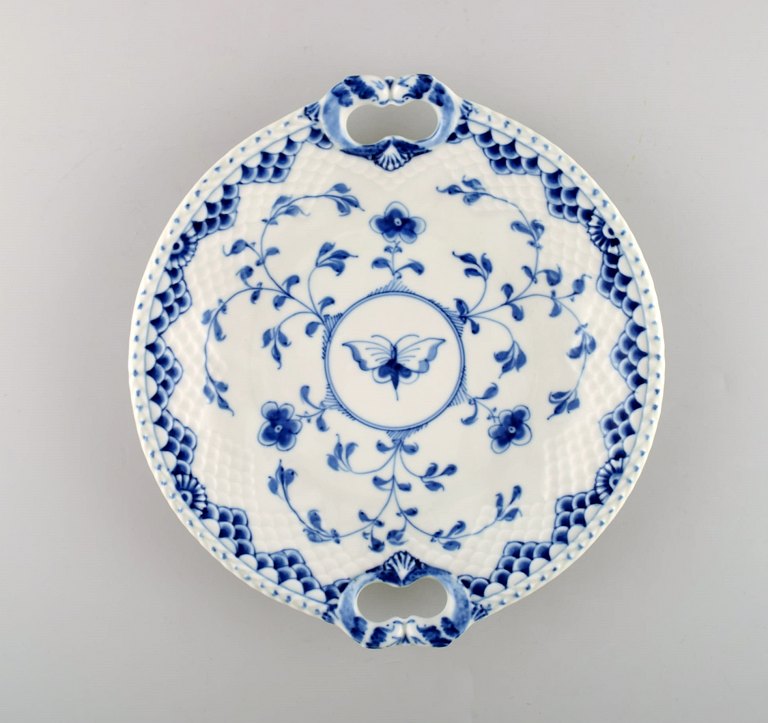 Bing & Grøndahl / B&G, "Sommerfugl". Rundt fad med hanke i håndmalet porcelæn. Modelnummer: 304.