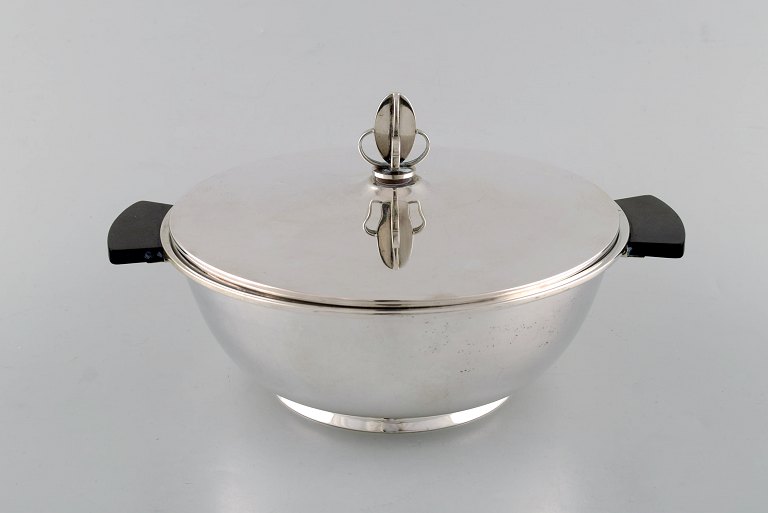 Carl M. Cohr, Danmark. Art deco skål med låg i tretårnet sølv med håndtag af bakelit. Stilrent design med knop på toppen. Dateret 1938. 