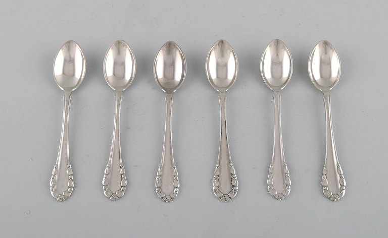Georg Jensen "Liljekonval". Seks kaffeskeer i sterlingsølv. Dateret 1915-30.
