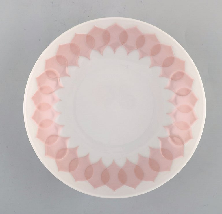 Bjørn Wiinblad for Rosenthal. "Lotus" porcelænsservice. Skål dekoreret med lyserøde lotusblade. 1980