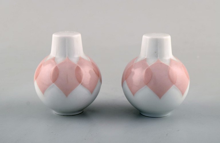 Bjørn Wiinblad for Rosenthal. "Lotus" porcelain service. Salt / pepper set decorated with pink lotus leaves. 1980