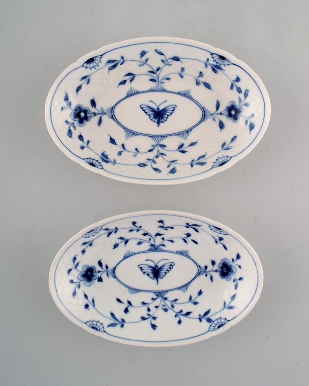 Bing & Grøndahl / B&G, "Sommerfugl". To tidlige ovale fade i håndmalet porcelæn. 
Tidligt 1900-tallet. 
