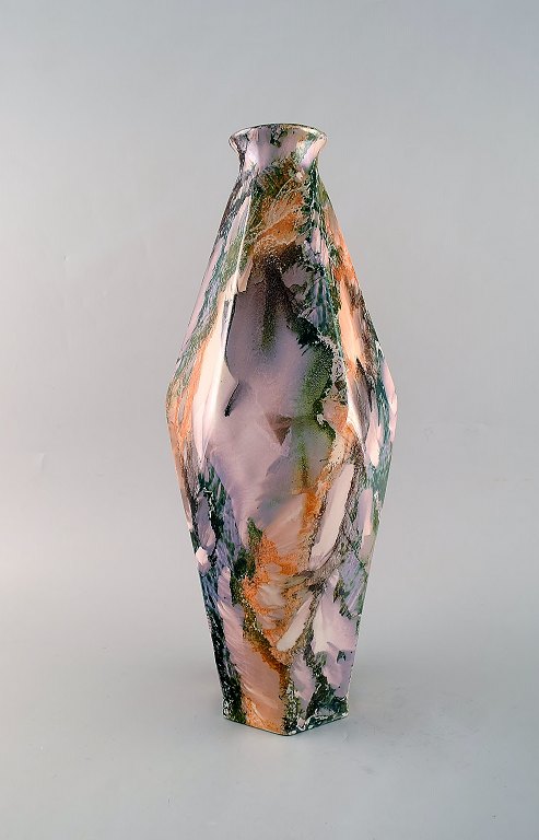 Tidlig art deco Rörstrand vase i glaseret fajance. Glasur med smuk flerfarvet marmor effekt. Kantet form. Ca. 1920.  