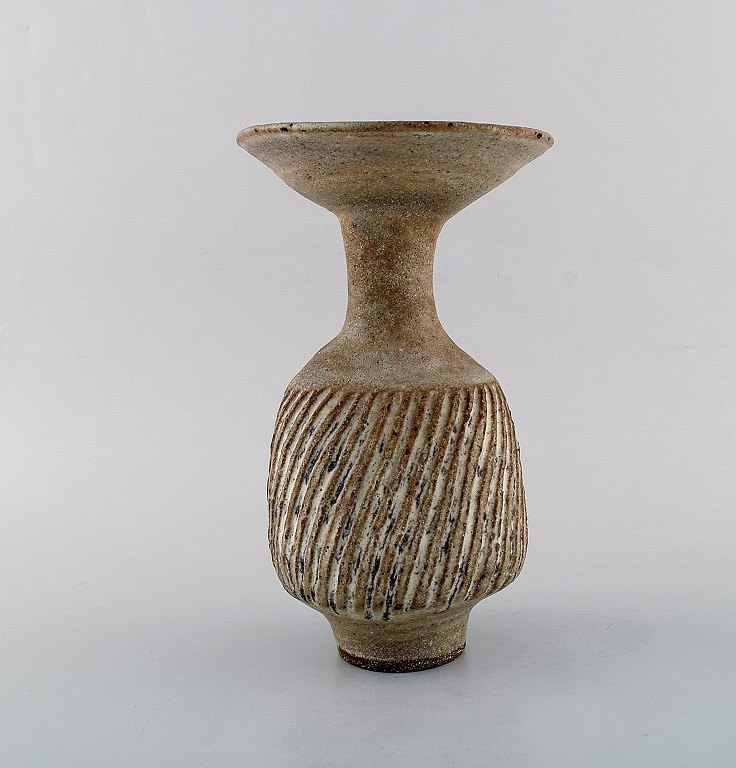 Lucie Rie (b. 1902, 1995), Austrian-born British potter. Large modernist unique vase in glazed ceramics / stoneware. Beautiful glaze in bright earth shades. Fluted body. Trumpet shaped mouth. Own workshop, ca. 1970.