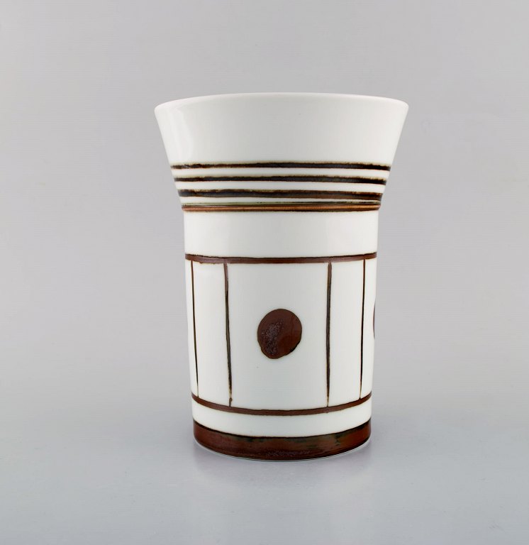 Barner Jespersen for Bing og Grøndahl. "Trude" vase i porcelæn med brun dekoration. Geometrisk mønster. Dateret 1969.