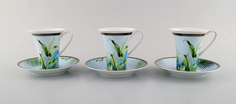 Gianni Versace for Rosenthal. Tre "Jungle" kaffekopper med underkop i porcelæn med gulddekoration og grønne blade. Sent 1900-tallet. 