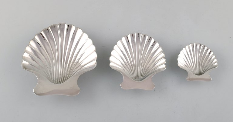 Tiffany & Company (New York). Three silver bowls on feet shaped as seashells. 1930