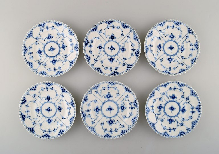 Seks Royal Copenhagen Musselmalet helblonde tallerkener i porcelæn. Modelnummer 1/1087.