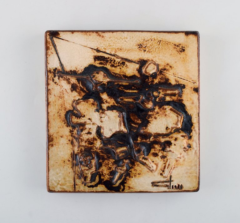 Svensk keramiker. Vægplakette i glaseret stentøj. Dateret 1974.