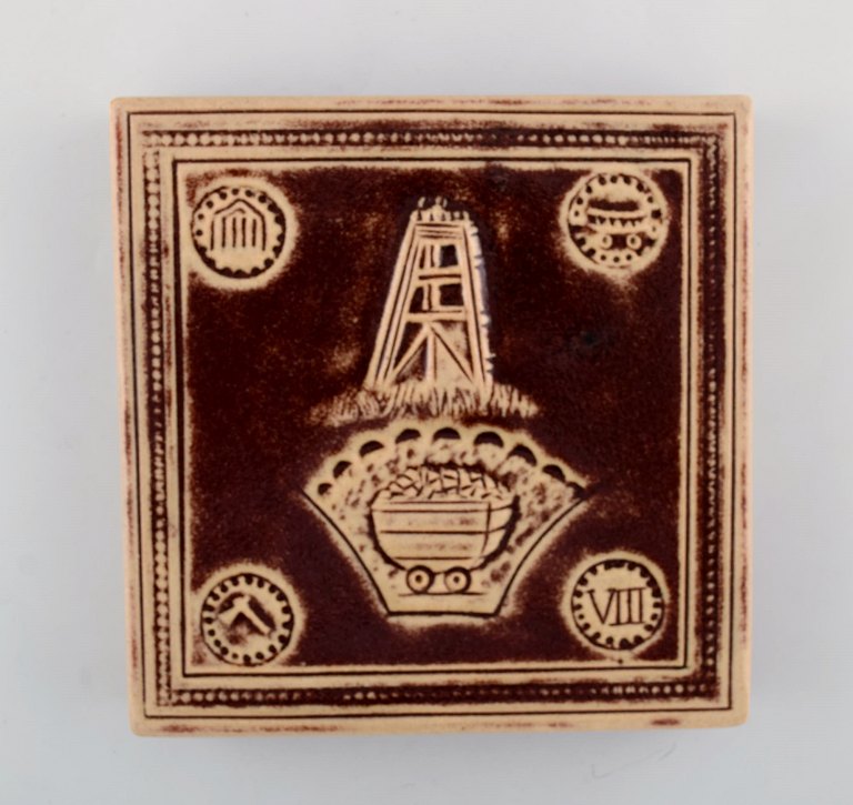 Henning Nilsson (1907-1993) Sverige. Vægplakette i glaseret stentøj. Dateret 1977.