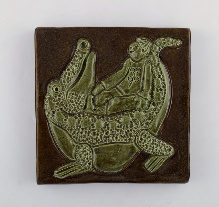 Otto Klaesson for Höganäs. Vægplatte i glaseret stentøj dekoreret med dreng og 
krokodille. 1970