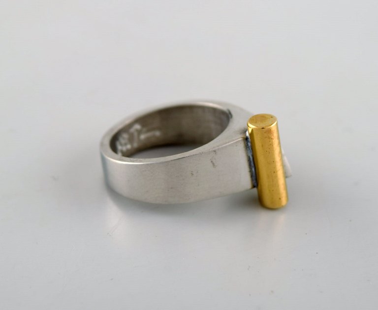 Micke Berggren, Sverige. Modernistisk designerring i tin og messing. Sent 1900-tallet. 