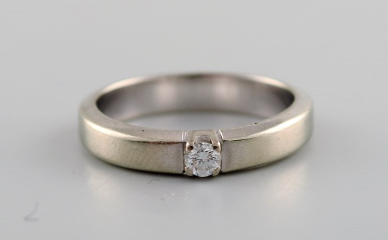 Dansk guldsmed. Ring i 14 karat hvidguld med en brillant på 0.10 ct. Midt 1900-tallet.