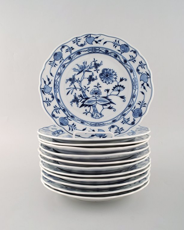 Twelve antique Meissen "Blue Onion" lunch plates in hand-painted porcelain. Early 20th century. 