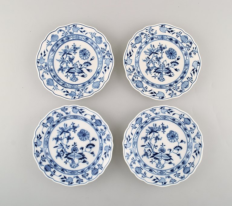 Four antique Meissen "Blue Onion" plates in hand-painted porcelain. Early 20th century.