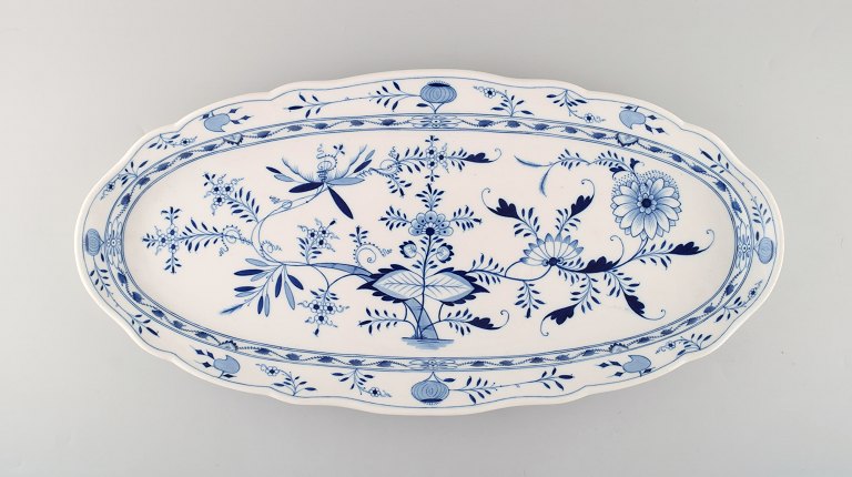 Colossal Antique Meissen "Blue Onion" fish dish in hand-painted porcelain. Early 20th century.