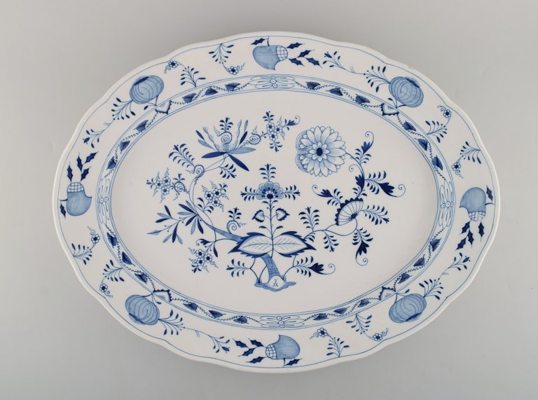 Kolossalt Antikt Meissen "Løgmønstret" serveringsfad i håndmalet porcelæn. Tidligt 1900-tallet.