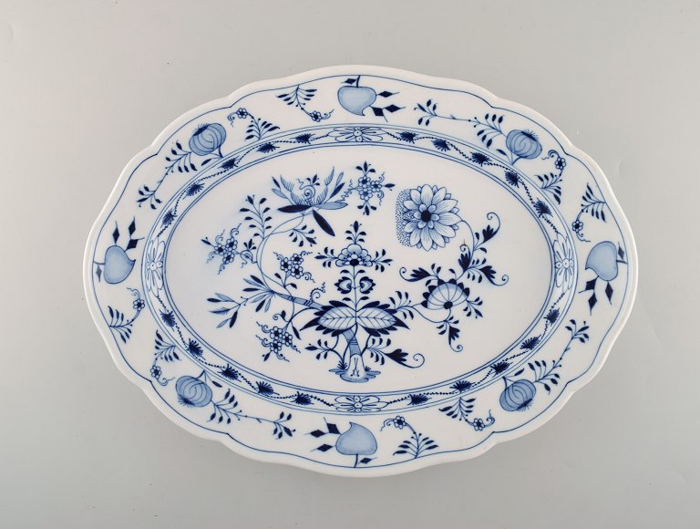 Large antique Meissen "Blue Onion" serving dish in hand-painted porcelain. Early 20th century.