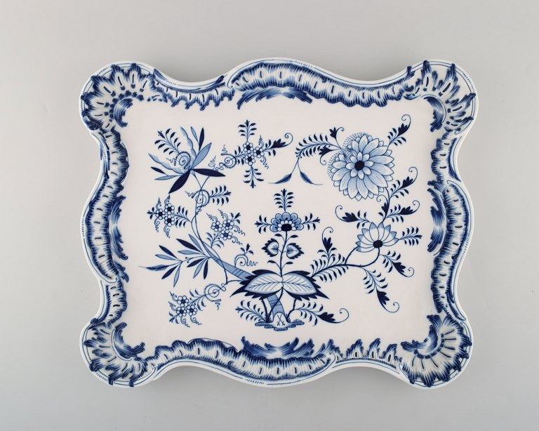 Stor antik Meissen "Løgmønstret" serveringsbakke i håndmalet porcelæn. Tidligt 1900-tallet.