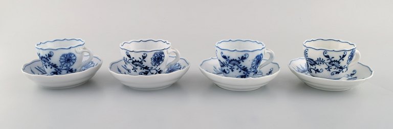 Four antique Meissen "Blue Onion" coffee cups with saucer in hand-painted porcelain. Early 20th century.
