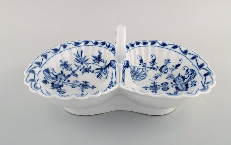 Antique Meissen "Blue Onion" dish with handles in hand-painted porcelain. Early 20th century.