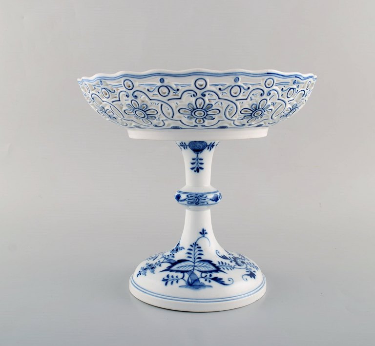 Antik Meissen "Løgmønstret" opsats i gennembrudt, håndmalet porcelæn. Tidligt 1900-tallet.