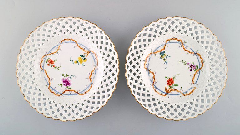 To antikke Meissen tallerkener i gennembrudt porcelæn med håndmalede blomster motiver. Museumskvalitet. Dateret 1773-1814. 