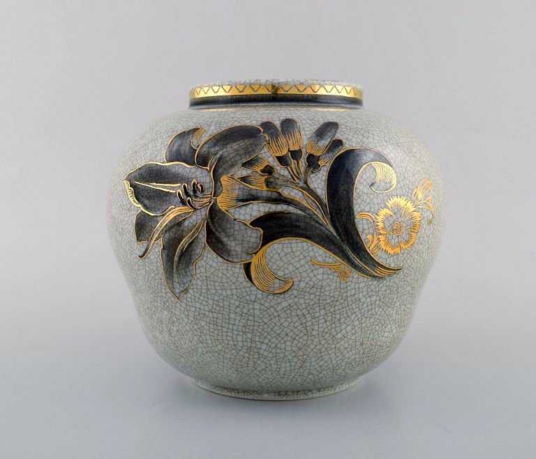 Oluf Jensen for Royal Copenhagen. Unika vase i krakeleret porcelæn med gulddekoration og blomstermotiver. Dateret 1929.  
