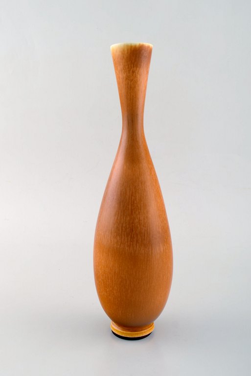 Berndt Friberg (1899-1981) for Gustavsberg Studiohand. Stor vase i glaseret stentøj. Smuk glasur i lysebrune nuancer. 1950/60