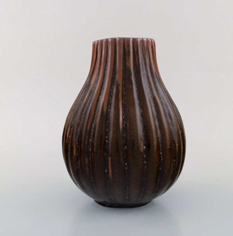 Axel Salto for Royal Copenhagen. Løgformet vase med riflet korpus i glaseret stentøj. Smuk glasur i brune nuancer. 1930/40